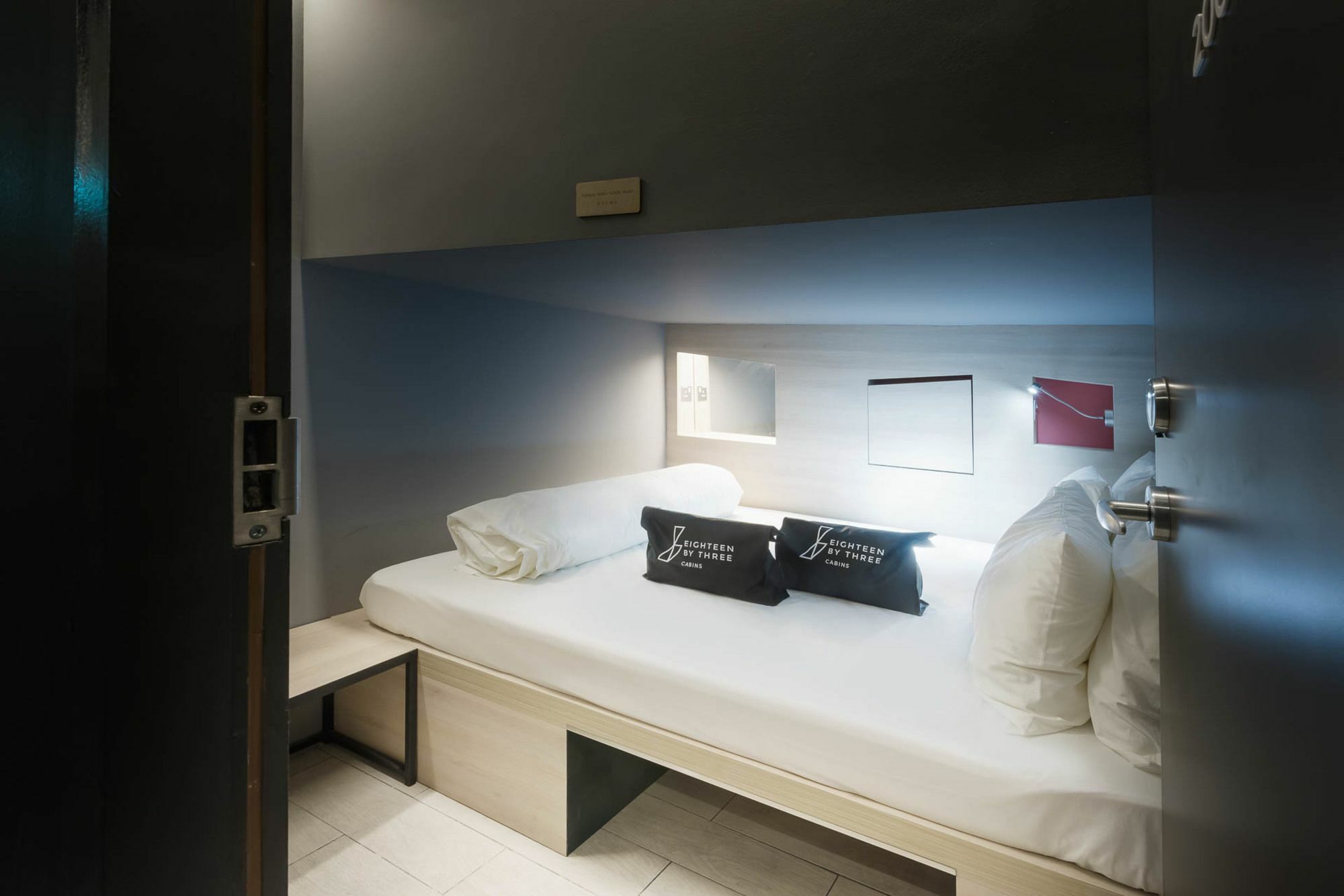 Eighteen By Three Hotel kapsul