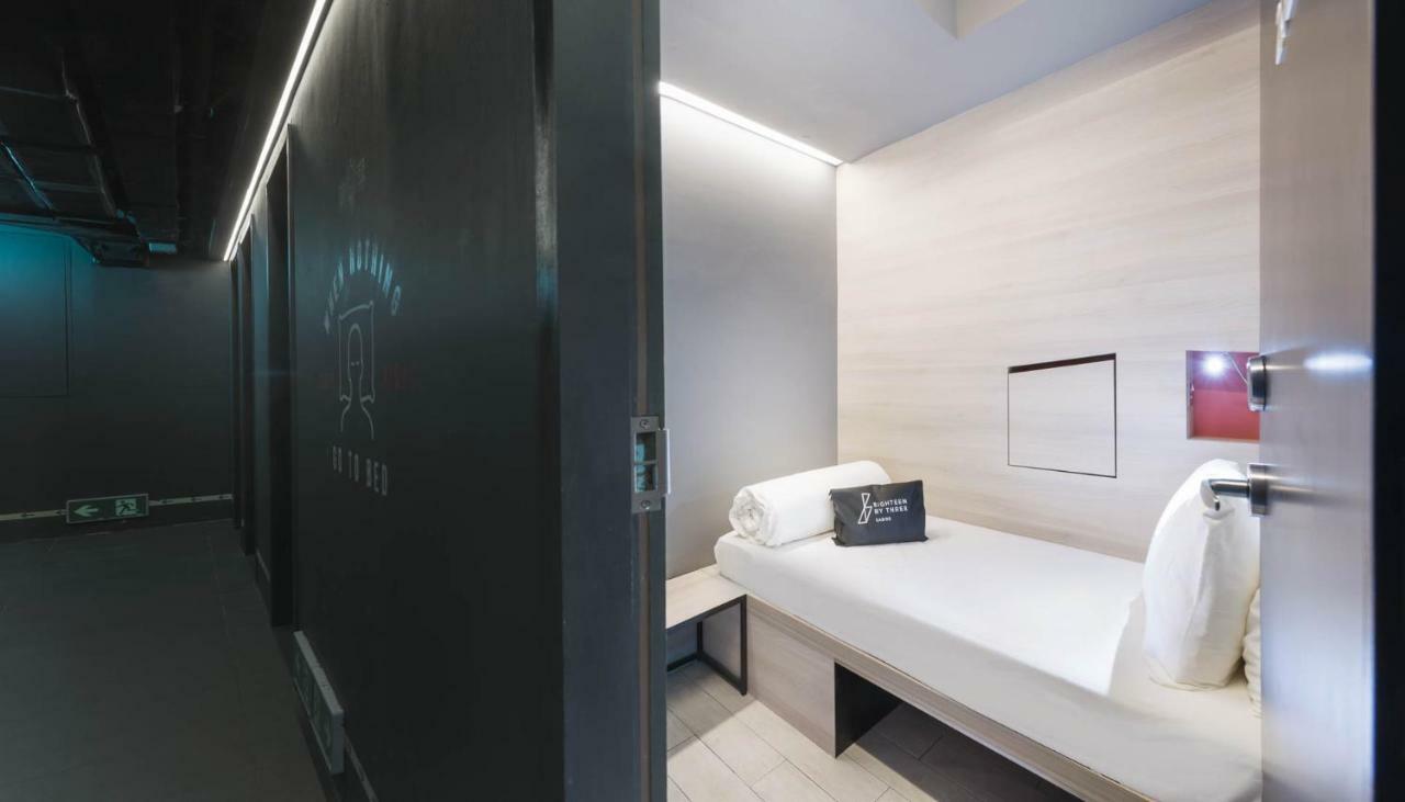 Hotel kapsul Eighteen By Three