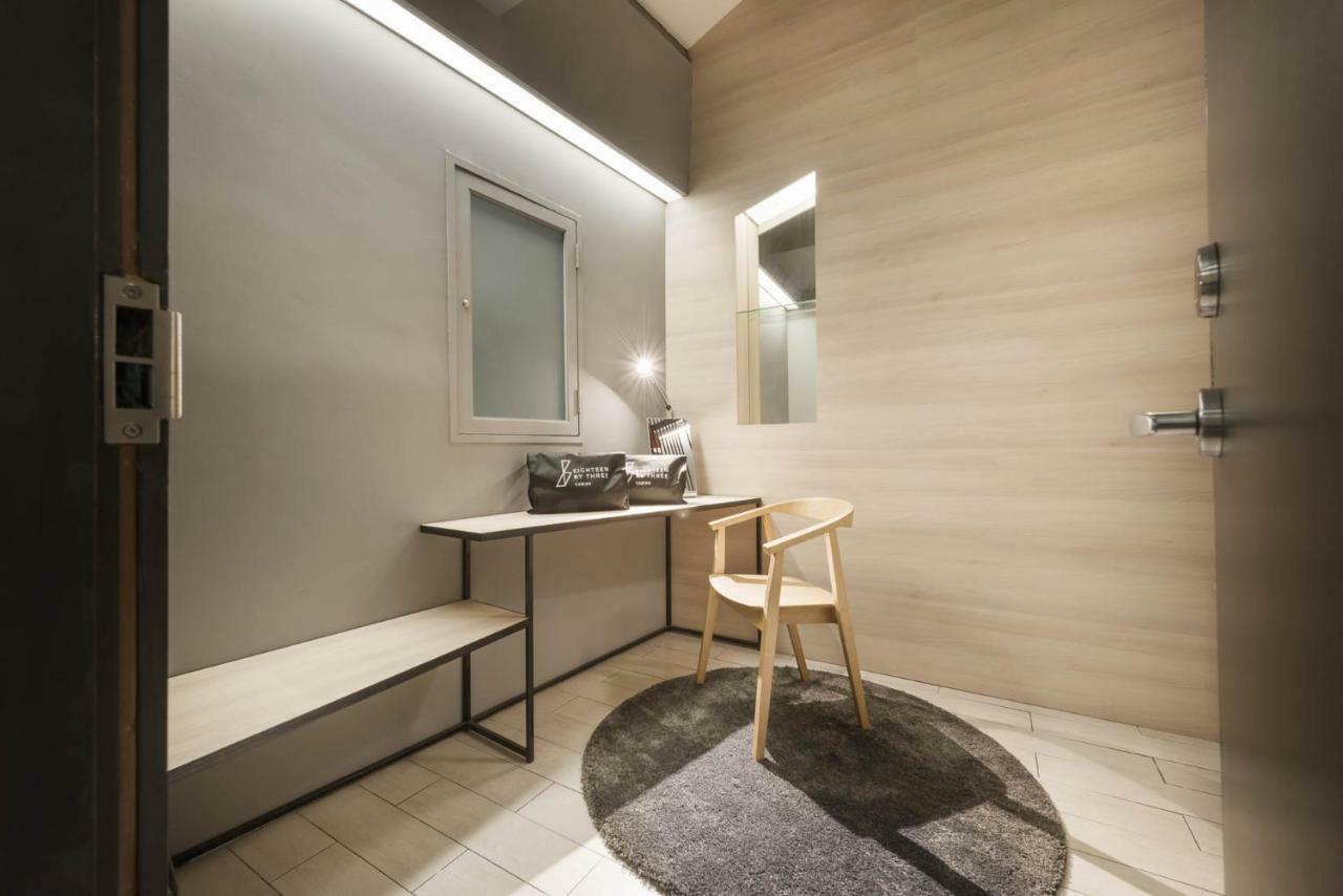 Hotel kapsul Eighteen By Three